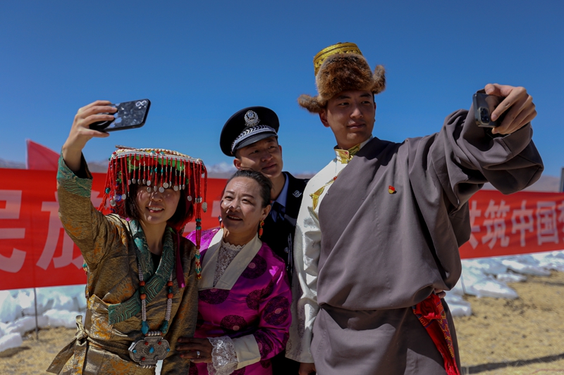 班公湖边境派出所民警还尝试穿上驻地藏族同胞的特色民族服饰，与群众跳锅庄、合影留念的方式与辖区群众分享喜悦（吴俊）.JPG