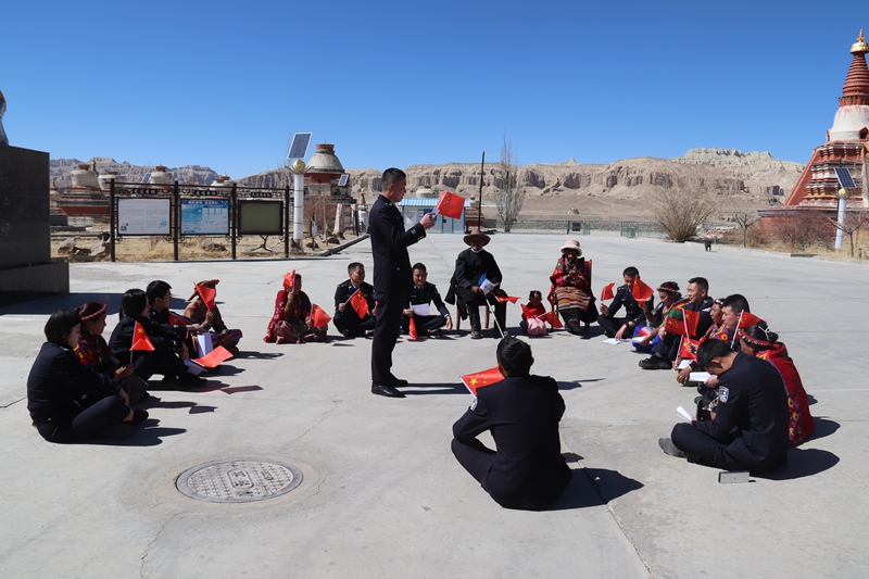 札达边境管理大队民警与群众围坐在一起开展忆苦思甜座谈活动（次仁顿珠） (1).JPG