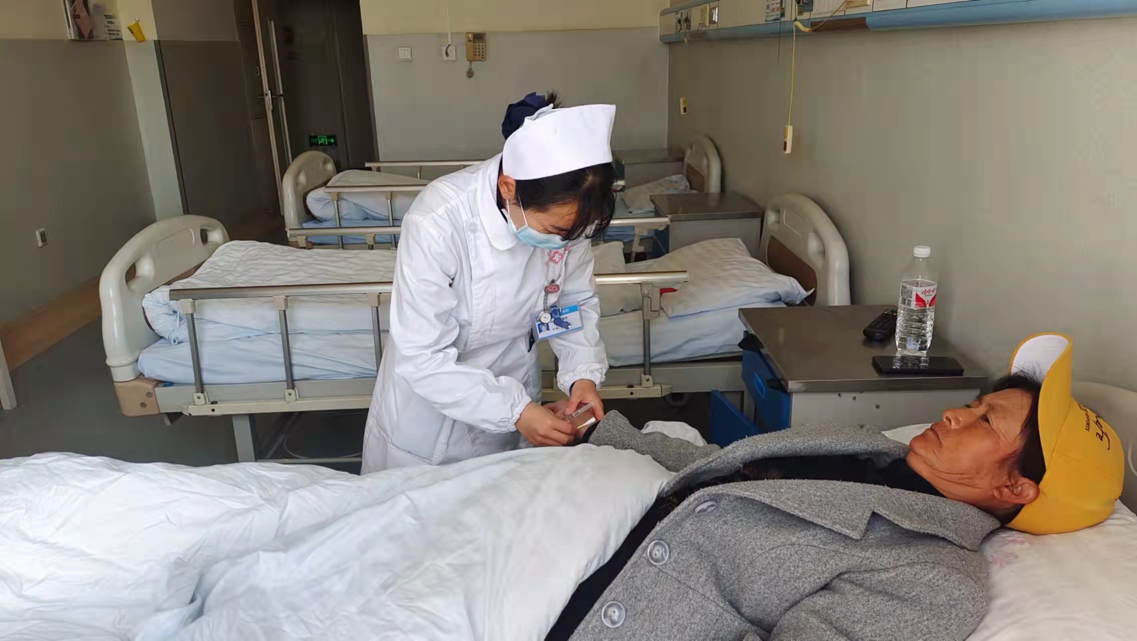 为杨俊华妻子工作照 (2).jpg