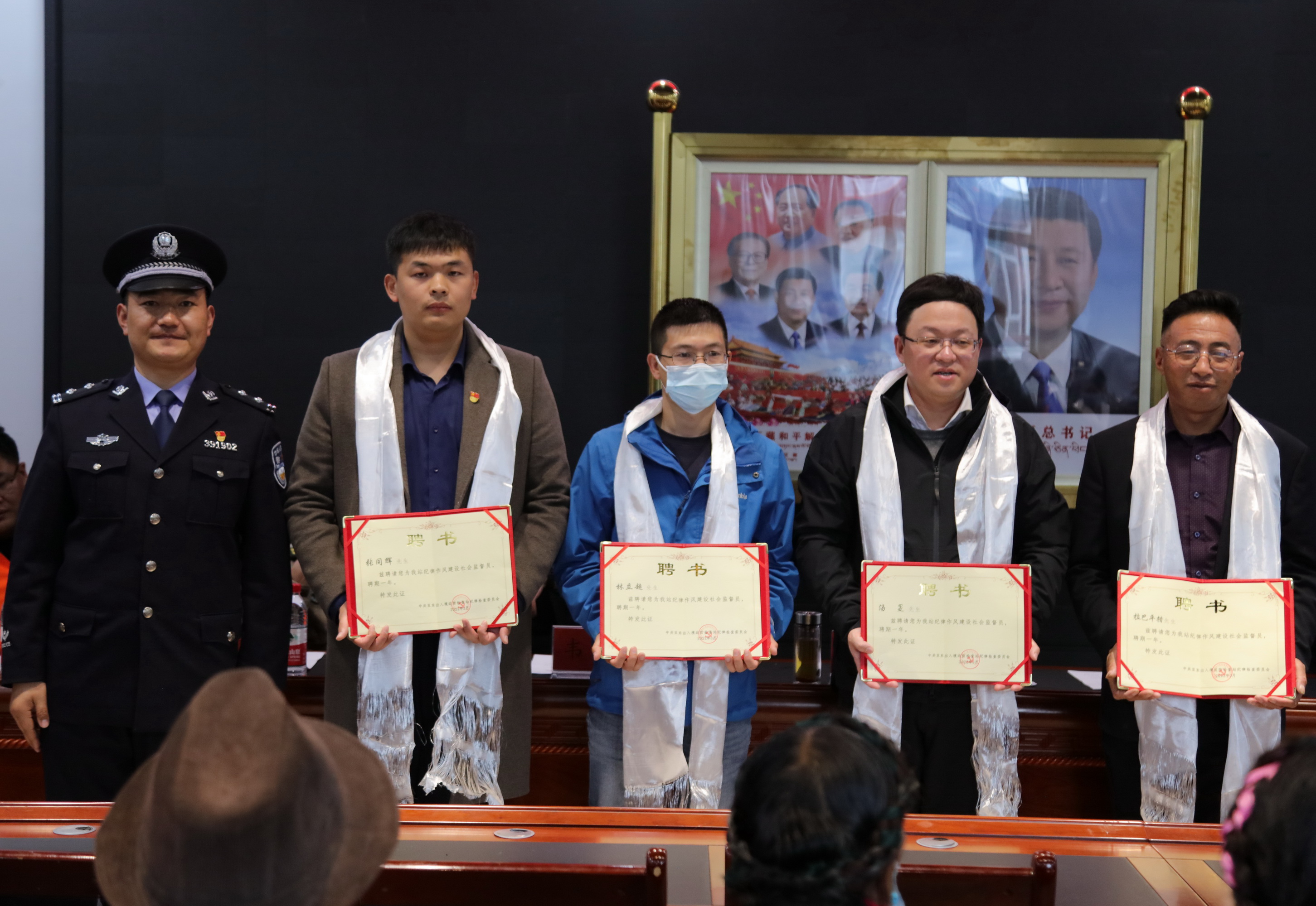 亚东边检站民警为站纪律作风社会监督员颁发聘书 (2).JPG