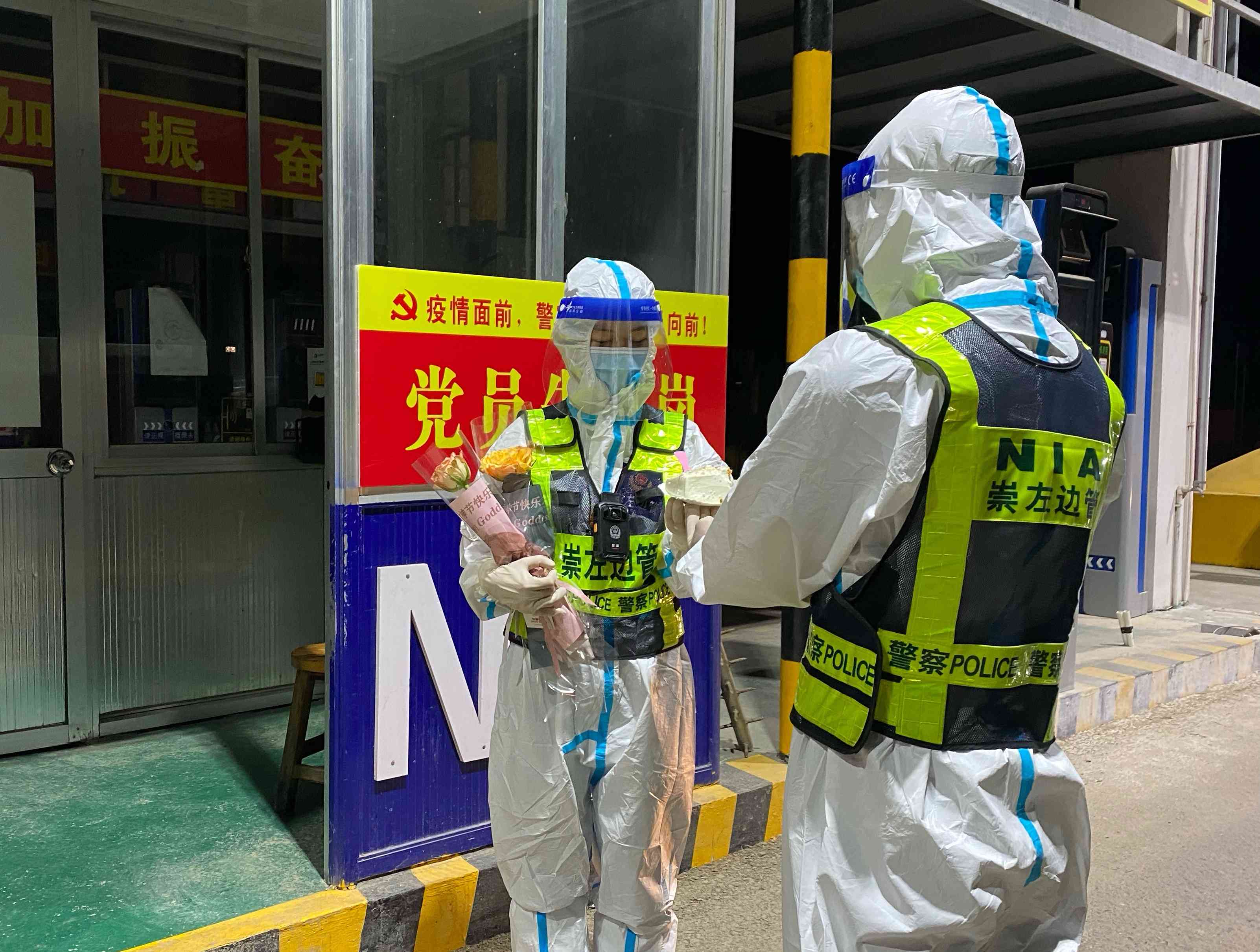 为在岗执勤女警送上鲜花和礼品.jpg