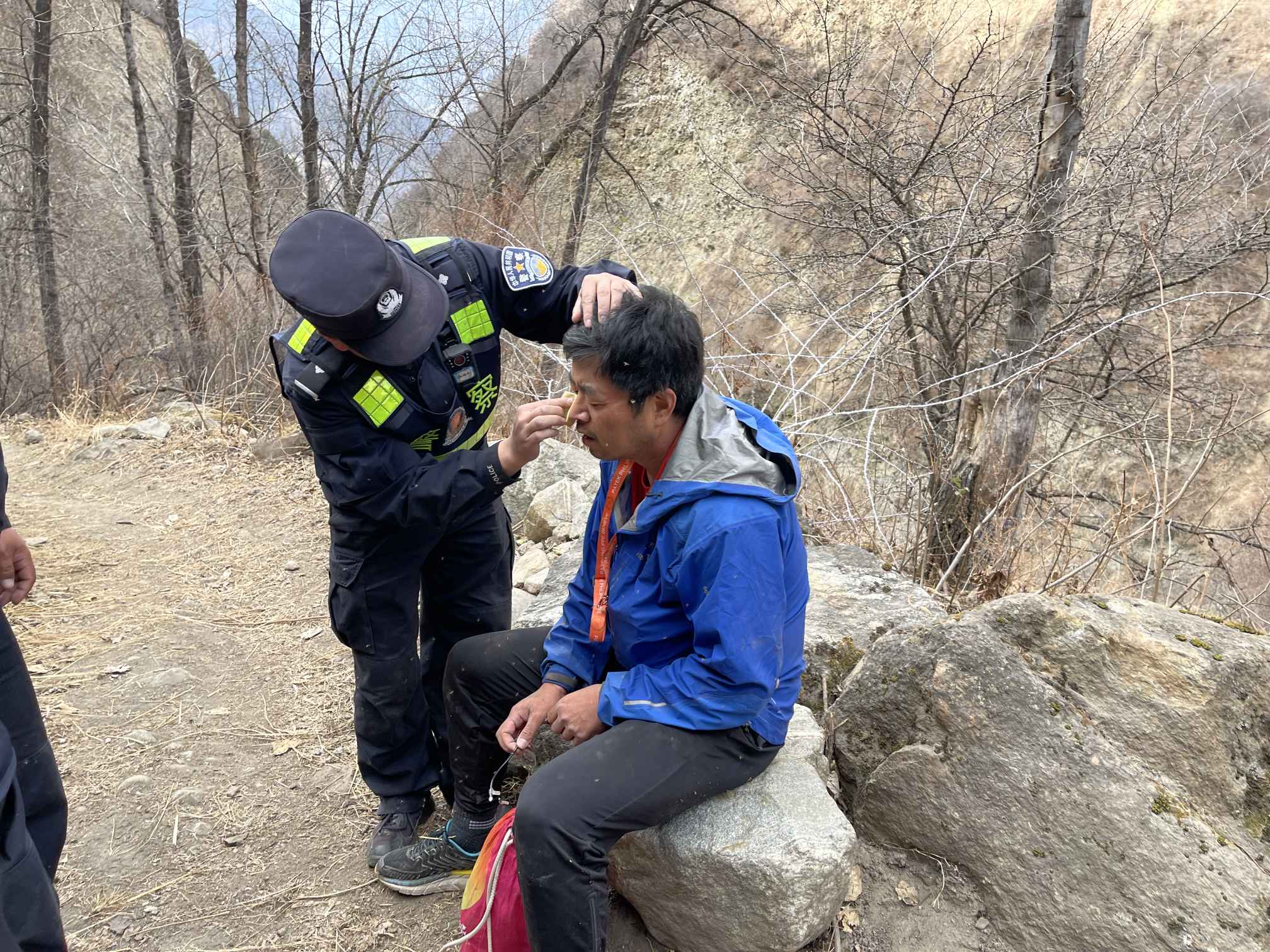民警为走失游客检查身体 江才云旦 摄.jpg
