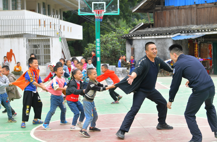 杜凯在孟寨村小学与学生们课间玩耍上体育课.png