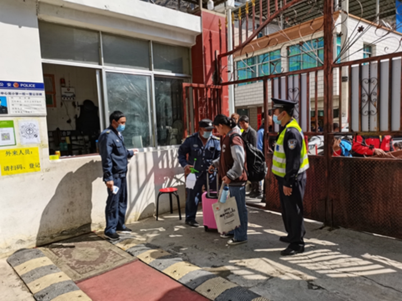 民警周昌吉开展“护学岗”.jpg