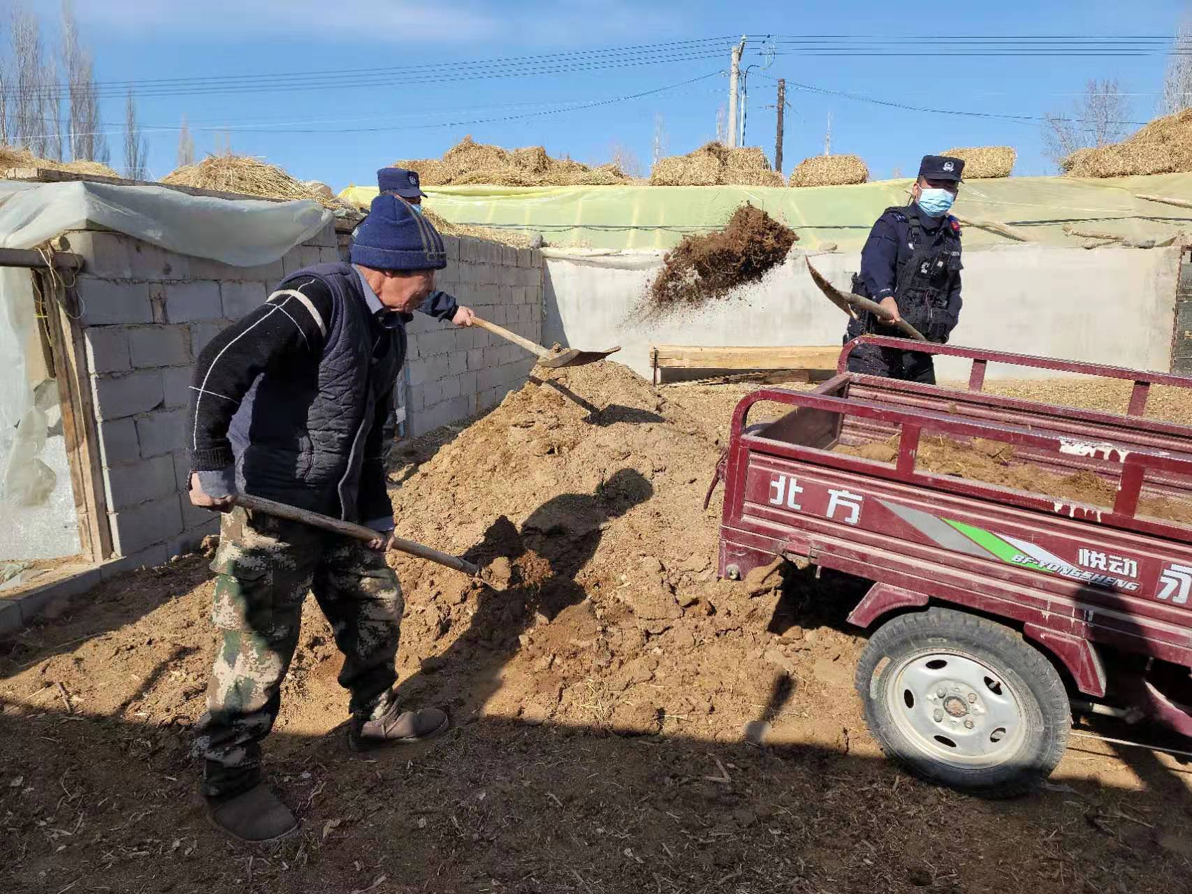 图为：乌拉台边境派出所民警正在铲垃圾1.jpg