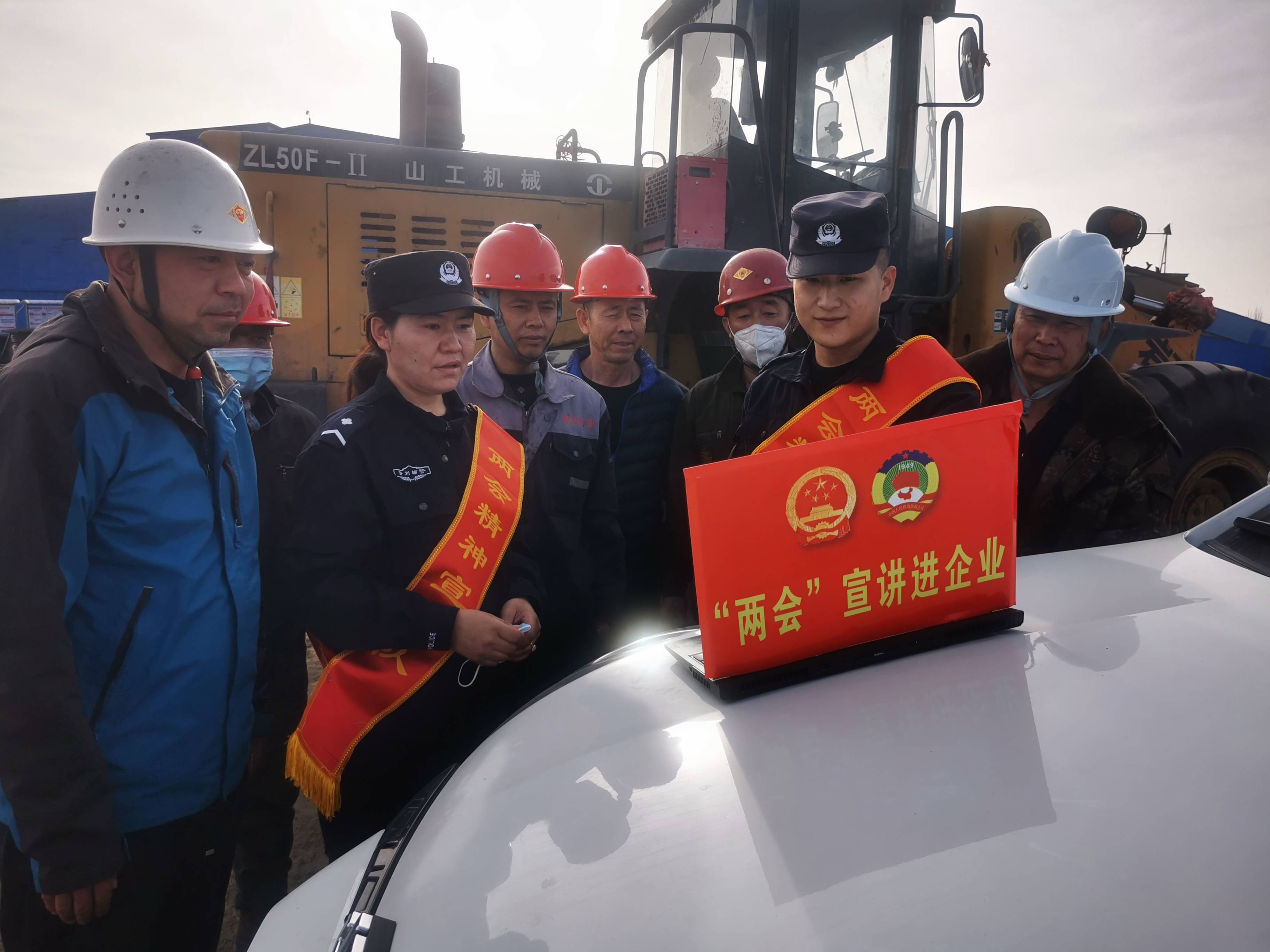 图为：乌拉台边境派出所民警正在向辖区企业务工人员宣讲两会精神1 (6).jpg