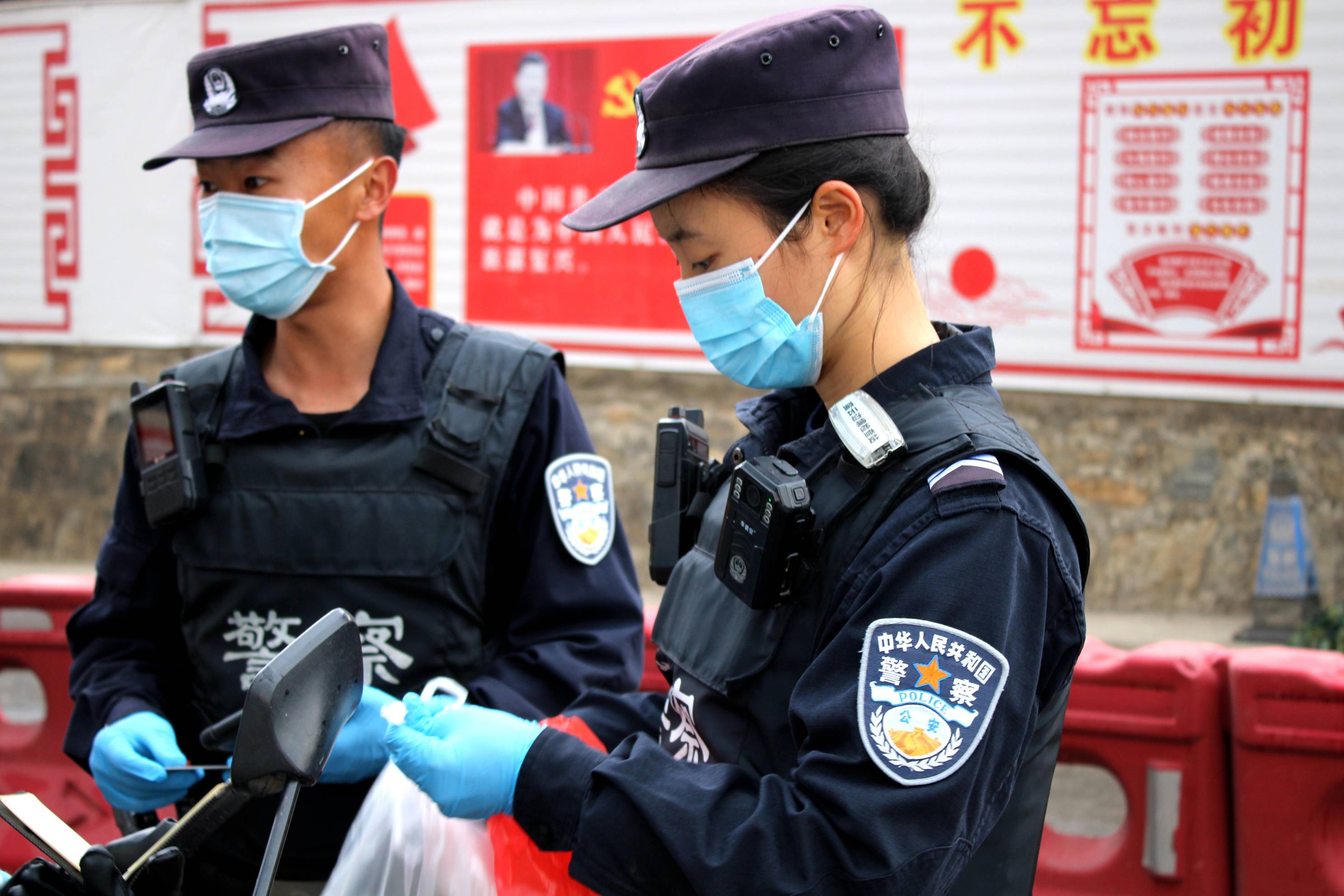 民警邓松莲 (2).jpg