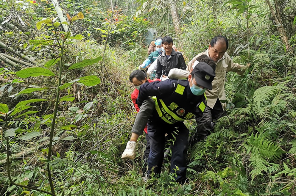 民警救助被困群众下山.jpg
