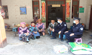 学习雷锋践使命 警民一家鱼水亲  　　