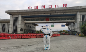 国门下的一天