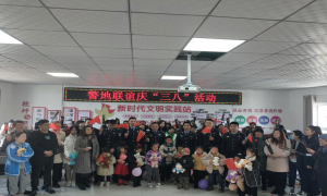 他们给辖区百姓带去了欢乐和祝福