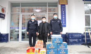热心群众送物资 警民同心抗疫情
