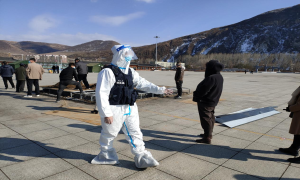 长白镇边境派出所维护全员核酸检测工作秩序