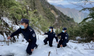雪水解渴 干粮充饥 警花带你巡边