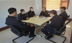 春化边境检查站组织民警深入学习“两会”精神