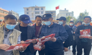 鲁掌边境派出所深入辖区开展禁毒防艾宣传活动