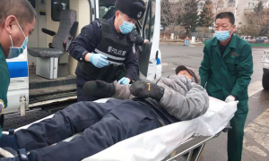 老人摔倒路边 民警火速出警救援