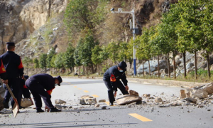 清理道路滚石 获群众称赞
