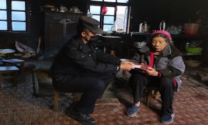 行动不便身份证无法领怎么办？别急，民警来解决