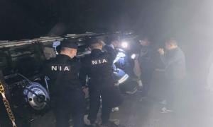 车辆侧翻司机被困 移民警察雨中救援