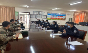 军警联合共巡边 宣传“两会”入民心