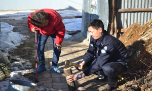 月晴边境派出所开展为留守老人送温暖活动