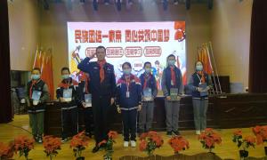 巍巍国门下的“民族团结一家亲”