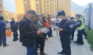 上江边境派出所联合上江交警中队走进社区开展交通安全知识宣传  　　