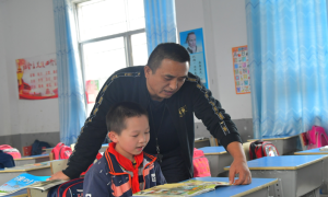 从三尺验证台到小学讲台  边检民警的支教情怀