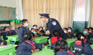 西藏日喀则直克边境派出所深入小学开展“法律讲堂”活动