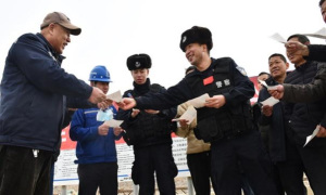 送证上门显真情 便民服务暖人心