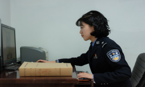 芳华无悔从警路 巾帼唯爱藏青蓝
