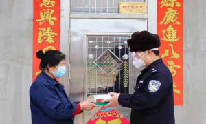 用真心换认可 移民警官暖民心