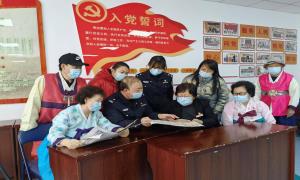 传递“两会”精神 警民共读“两会”