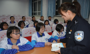 将禁毒课堂“搬”进校园