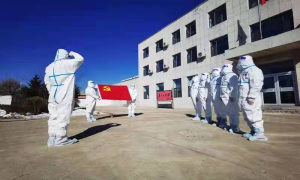 以党旗为指引，用忠诚筑牢“抗疫”防线