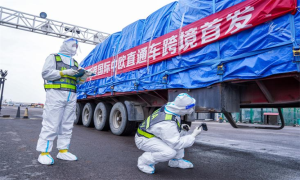 霍尔果斯出入境边防检查站主动靠前 全力护航国际贸易新业态