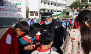 中小学安全教育日 受聘法治副校长开讲啦