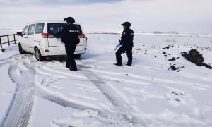 板石边境派出所及时救助雪天受困车辆