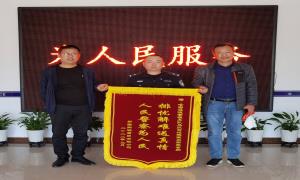 高速爆胎难坏车主 移民警察援助获旗得点赞