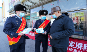 学习雷锋日 民警普法忙