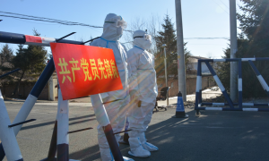 抗疫一线党旗飘扬