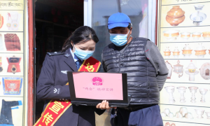 普兰出入境边防检查站民警让“两会”精神传到国门一线群众中