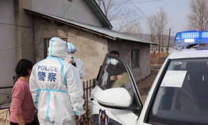 敬信边境派出所在疫情防控期间救助一名病患者