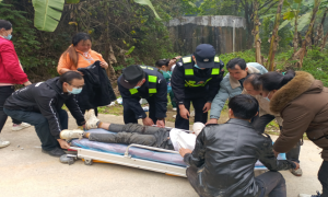 火速出警！百省边境派出所救助受伤群众