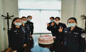 三月春风暖 鲜花赠女警