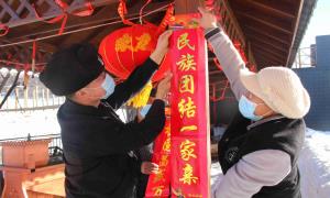 移民警察接力让石榴籽抱得更紧
