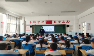 开学第一天，同学们收到了“法制大礼包”
