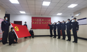 让警徽在疫情的大考下熠熠生辉