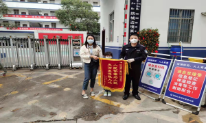 民警5小时快速破案 群众上门致谢赠锦旗